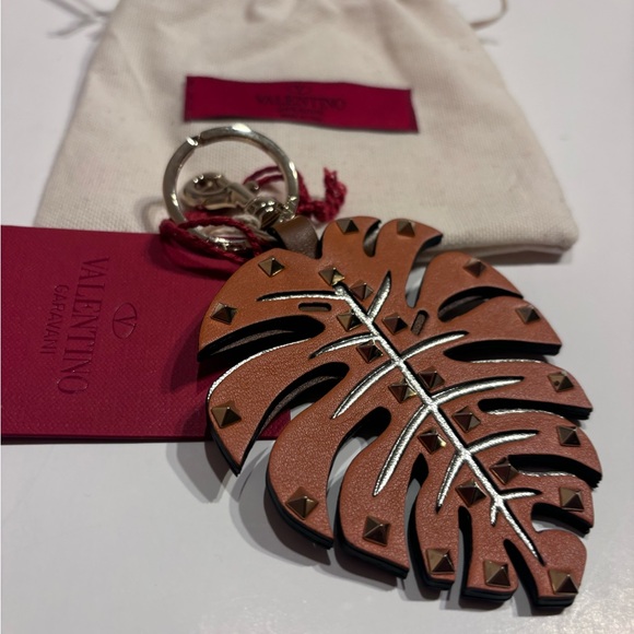 NWT $567  Valentino Rockstud Leaf Leather Bag Charm/Keychain - Picture 9 of 16